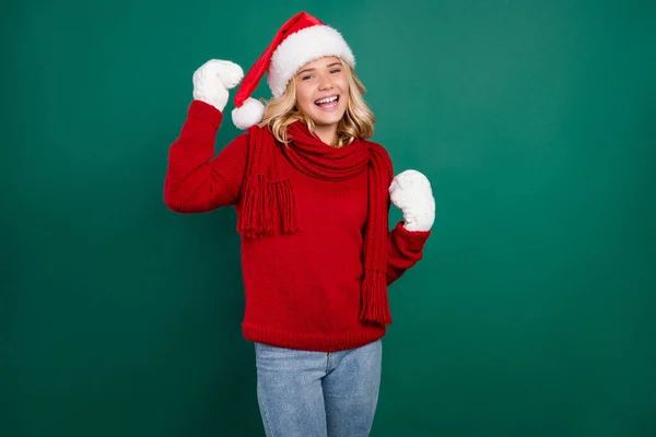 Фото молодої дівчини щаслива позитивна посмішка весело носити сандалі капелюх шарф зимовий відпочинок ізольовані на зеленому кольоровому фоні — стокове фото