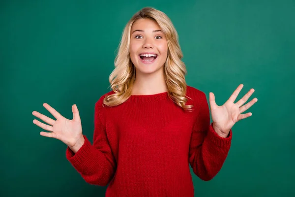 Foto van jong meisje gelukkig positief glimlach verbaasd geschokt verrast nieuws informatie geïsoleerd over groene kleur achtergrond — Stockfoto