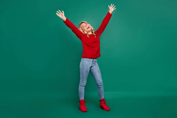 Plná velikost fotografie mladé dívky šťastný pozitivní úsměv ruce nahoru vypadají prázdné místo izolované přes zelenou barvu pozadí — Stock fotografie