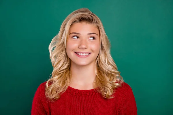 Фото молодої привабливої дівчини щаслива позитивна посмішка допитливий вигляд порожнього простору ізольовано на зеленому кольоровому фоні — стокове фото