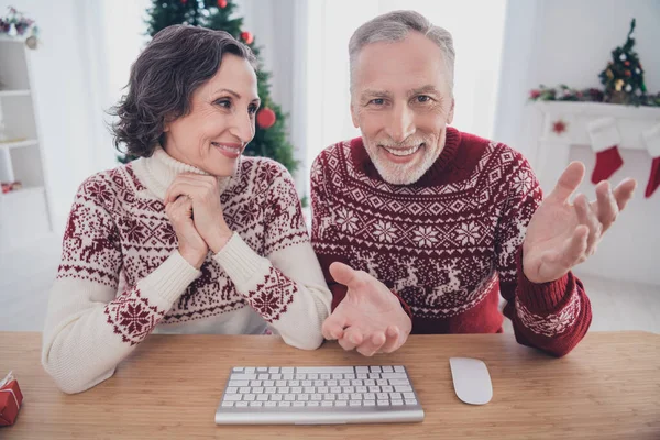 写真のファンキーカップル老婦人男座って話オンライン着用セーターに家 — ストック写真