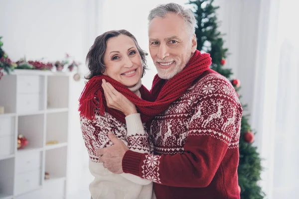 写真の可愛いですカップル高齢者女性抱擁着用セータースカーフで自宅 — ストック写真
