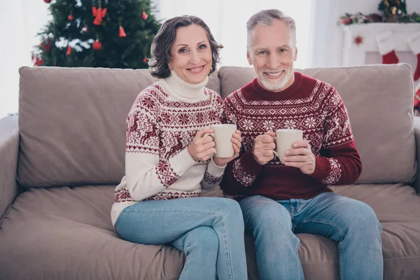 写真のクールなカップル老婦人男座ってお茶を飲みますセータージーンズで自宅 — ストック写真