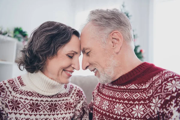 プロフィール写真の面白いカップル老婦人男身に着けている暖かいセーター座ってホーム — ストック写真