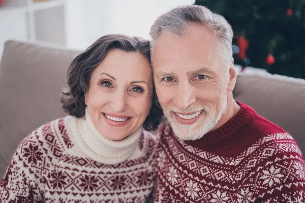 Foto de pareja agradable anciano señora hombre usar suéter caliente sentarse en casa —  Fotos de Stock