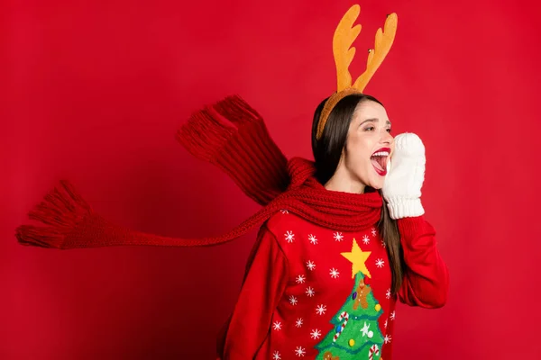 Foto di allegra giovane donna sguardo dire notizie spazio vuoto indossare guanti sciarpa cervo fascia isolata su sfondo di colore rosso — Foto Stock