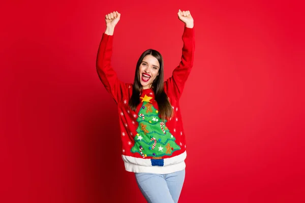 Фото веселого дивовижного переможця дама піднімає руки святкувати перемогу носіння пуловер ізольовані на червоному тлі — стокове фото