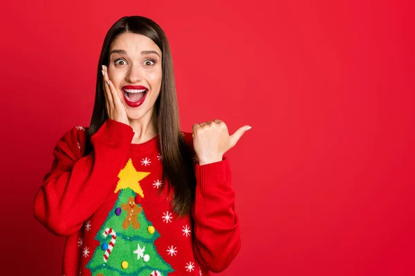 Foto di divertente donna eccitata vestito brutto pullover guancia punta pollice verso l'alto spazio vuoto sorridente isolato colore rosso sfondo — Foto Stock