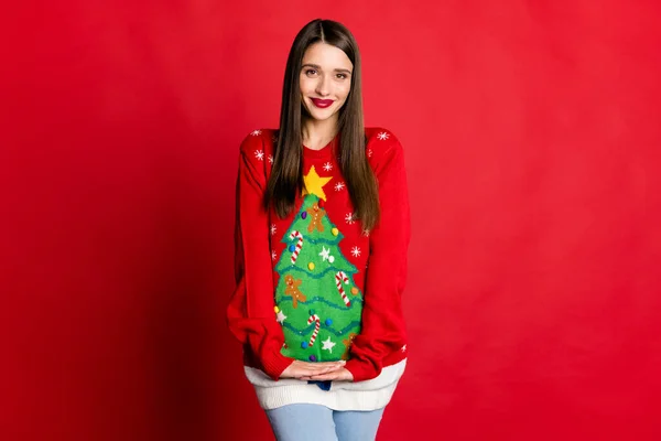 Foto de bonito linda jovem mulher bom humor desgaste feio camisola de Natal isolado no fundo de cor vermelha — Fotografia de Stock