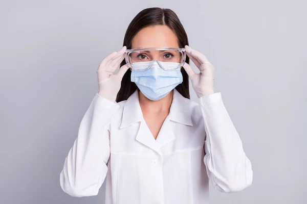 Retrato de atraente hábil médico experiente tocando óculos isolados sobre fundo de cor pastel cinza — Fotografia de Stock