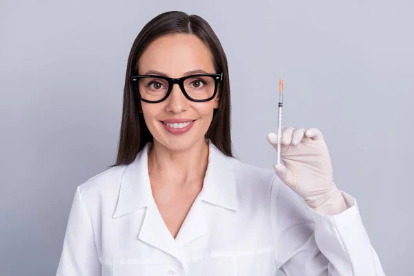 Foto de mulher madura feliz sorriso positivo imunização agulha cuidados de saúde pediatra isolado sobre fundo de cor cinza — Fotografia de Stock