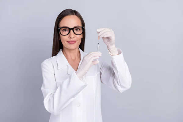 Photo of mature woman happy positive smile nurse injection syringe medicine therapist isolated over grey color background — Stock Photo, Image