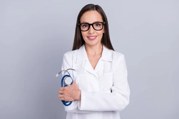 Foto di donna matura felice sorriso positivo fonendoscopio apparecchiature diagnostiche isolato su sfondo di colore grigio — Foto Stock