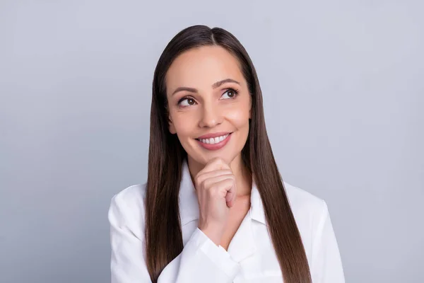 Foto van positieve attente vrouw doc gekleed witte jas op zoek lege ruimte arm kin glimlachen geïsoleerde grijze kleur achtergrond — Stockfoto