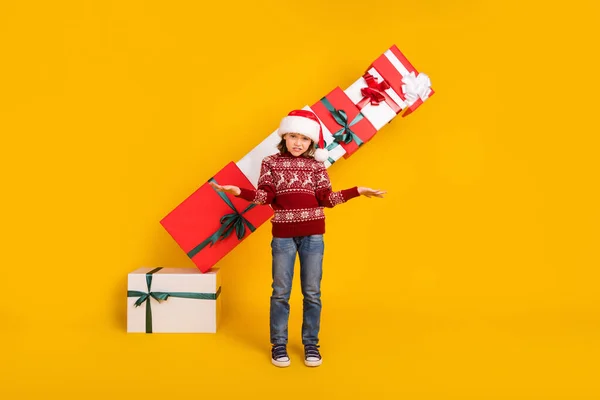Volledige lengte foto van jong meisje aanwezig doos adverteren seizoen winter vakantie geïsoleerd over gele kleur achtergrond — Stockfoto
