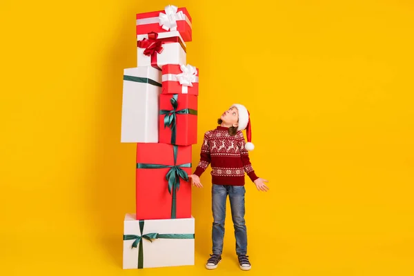 Full body foto van jong meisje verbaasd geschokt blik aanwezig doos viering kerst geïsoleerd over gele kleur achtergrond — Stockfoto