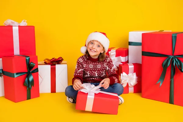 Foto de cuerpo completo de la joven sonrisa feliz Navidad tiempo presente caja celebración espíritu aislado sobre fondo de color amarillo — Foto de Stock