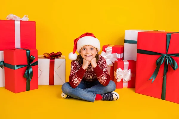 Teljes test fotó csodálkozó izgatott kislány jó hangulat karácsonyi ajándékok elszigetelt sárga színű háttér — Stock Fotó