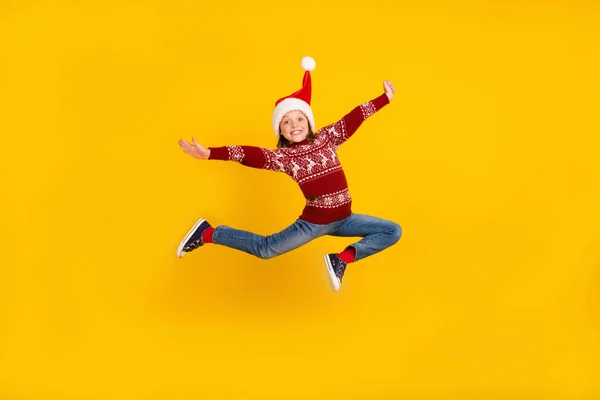 Full kropp foto av glad liten glad flicka hoppa upp jul försäljning isolerad på gul färg bakgrund — Stockfoto