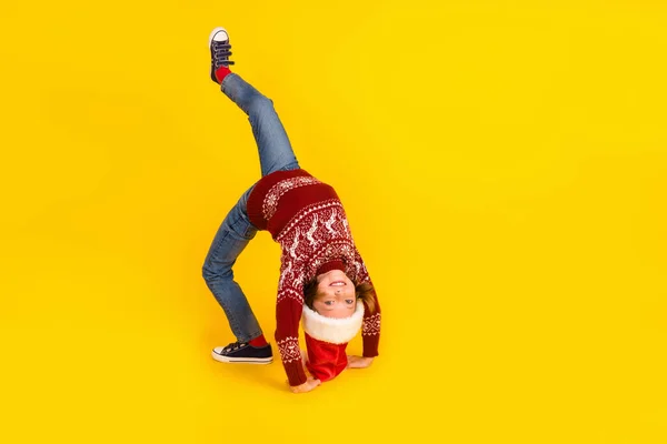 Full size foto van weinig vrolijke positieve meisje flexibele raise been kerst vakantie geïsoleerd op gele kleur achtergrond — Stockfoto