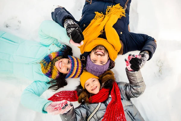 Hög vinkel visa foto av glada glada glada glada familj liggande på marken snö ha kul vintersemester — Stockfoto