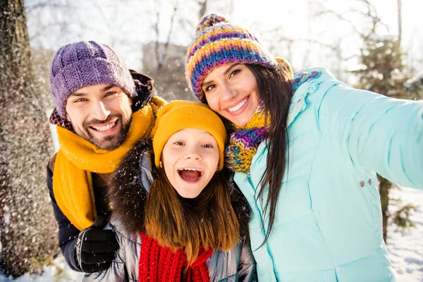 Φωτογραφία του hooray χαρούμενη οικογένεια do selfie φορούν χειμωνιάτικο πανί έξω στο πάρκο — Φωτογραφία Αρχείου