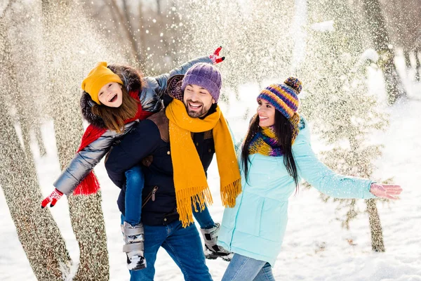 Foto de família animada mamãe papai filha feliz sorriso positivo alegrar inverno nevado tempo andar parque — Fotografia de Stock