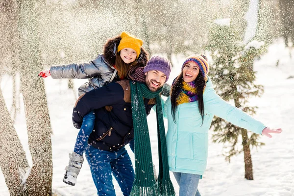 Foto av glada familj glad positiv leende ha kul promenad skog luft flyga snö mamma pappa dotter piggyback — Stockfoto