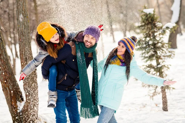 Photo de famille joyeuse heureux sourire positif avoir amusant promenade parc enneigé hiver piggyback mains ailes voler — Photo