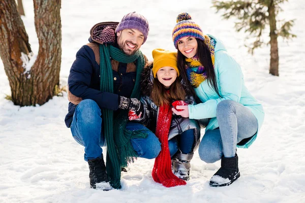 Full längd foto av upphetsad familj glad positiv leende mamma pappa dotter vinter semester resa utomhus — Stockfoto