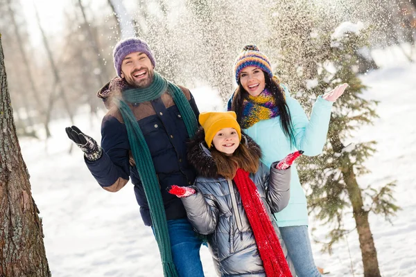 Φωτογραφία από υπέροχη οικογένεια ευτυχισμένη θετική χαμόγελο χαίρονται πετάξει αέρα πτώση χιόνι παγετός χειμώνα ταξίδι διακοπές με τα πόδια πάρκο — Φωτογραφία Αρχείου