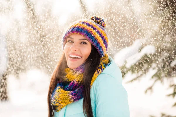 Foto di giovane donna allegra felice positivo dente sorriso volare aria caduta neve gelo natura parco week-end — Foto Stock