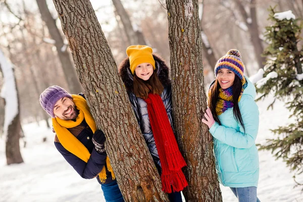 Foto av glad familj mamma pappa barn glad positiv leende promenad snöig skog skog helg ha kul frost — Stockfoto