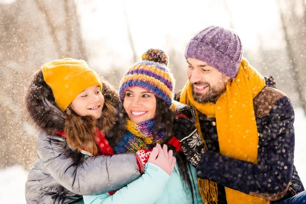 Foto von schönen Familie glücklich positives Lächeln Mama Papa Tochter Umarmung Umarmung sehen einander fliegen Luft Schnee im Freien — Stockfoto