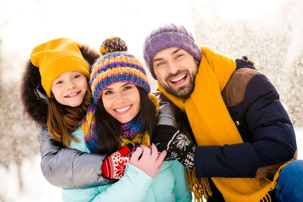 Foto von fröhlichen Familie Mama Papa Tochter glücklich positives Lächeln Umarmung Umarmung Winterreise Urlaub im Freien — Stockfoto