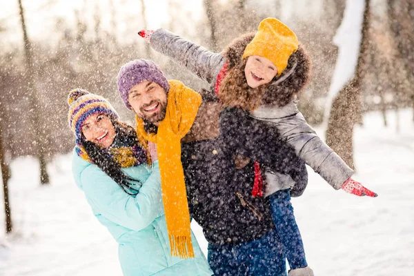 Neşeli aile fotoğrafı mutlu pozitif gülümseme anne baba baba kız sırtımda kanatlar eğlenceli kış parkları — Stok fotoğraf