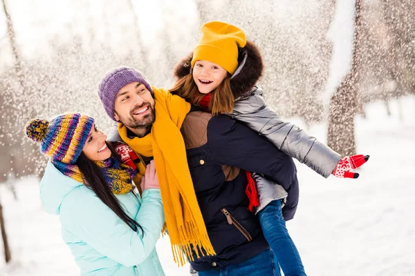Φωτογραφία από υπέροχη οικογένεια ευτυχισμένη θετική χαμόγελο απολαύσετε το χρόνο μαζί με τα πόδια χιονισμένο πάρκο παγετό χειμώνα έχουν τη διασκέδαση piggyback — Φωτογραφία Αρχείου
