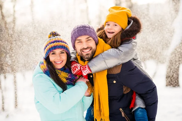 Foto von fröhlichen Familie Mama Papa Tochter huckepack glücklich positives Lächeln fliegen Luft Schnee Winter Natur im Freien — Stockfoto