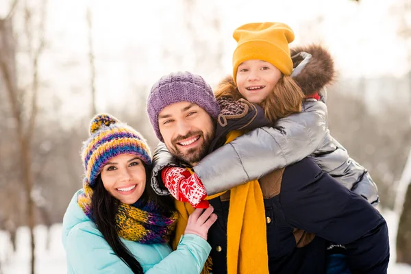 Foto av attraktiv familj glad positiv leende dotter piggyback föräldrar glad positiv leende utomhus — Stockfoto