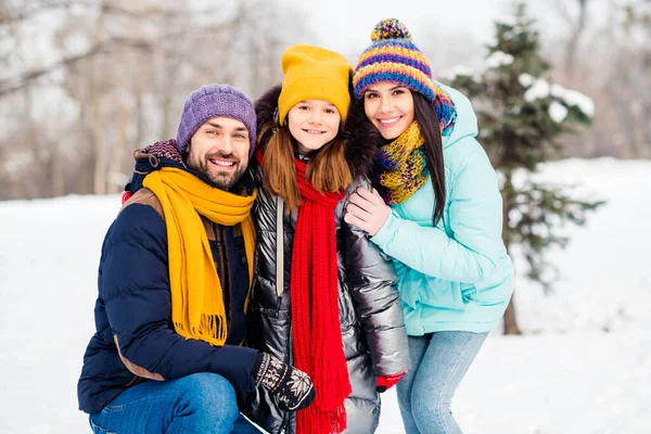 Foto av glad familj mamma pappa dotter glad positiv leende kram omfamna promenad park vinter snö semester — Stockfoto