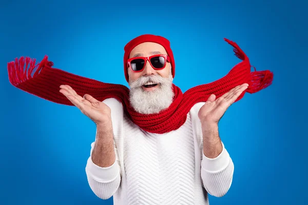 Foto av roliga chockad mogen man klädd vit pullover röda glasögon huvudbonad stigande armar ler isolerad blå färg bakgrund — Stockfoto