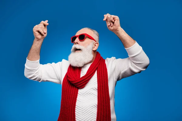 Фото симпатичного привлекательного зрелого мужчины одетый белый свитер красные очки танцуя улыбаясь изолированный синий цвет фона — стоковое фото