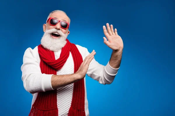 Photo drôle mignon homme mature habillé blanc pullover lunettes rouges dansant sourire isolé fond de couleur bleue — Photo