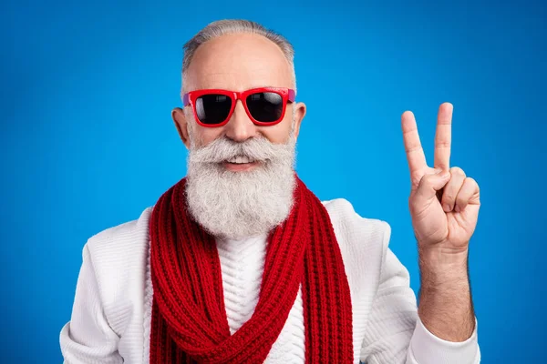 Photo of funny pretty mature man dressed white pullover red showing v-sign smiling glasses isolated blue color background — Stock Photo, Image