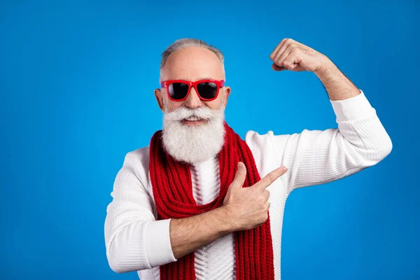 Foto de hombre maduro divertido fuerte vestido blanco jersey rojo gafas señalando dedo brazo músculo aislado color azul fondo —  Fotos de Stock