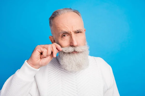 Photo de l'homme âgé concentré bras touchant moustache regarder caméra porter pull isolé sur fond de couleur bleue — Photo