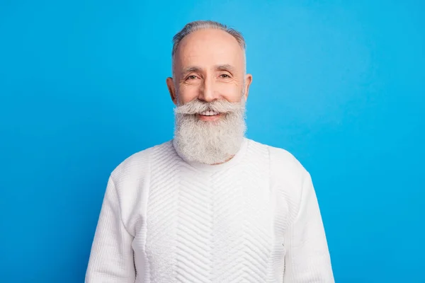 Foto de hombre alegre anciano radiante sonrisa look cámara desgaste suéter aislado sobre fondo de color azul — Foto de Stock