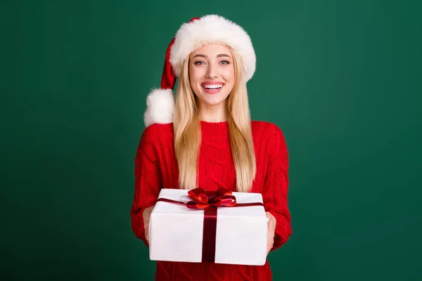 Foto de alegre feliz mulher agradável segurar as mãos caixa de presente sorriso Natal comemorar isolado no fundo de cor verde — Fotografia de Stock