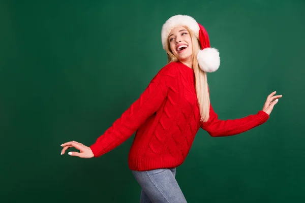 Foto retrato mujer rubia en santa hat riendo bailando en fiesta aislado color verde fondo — Foto de Stock