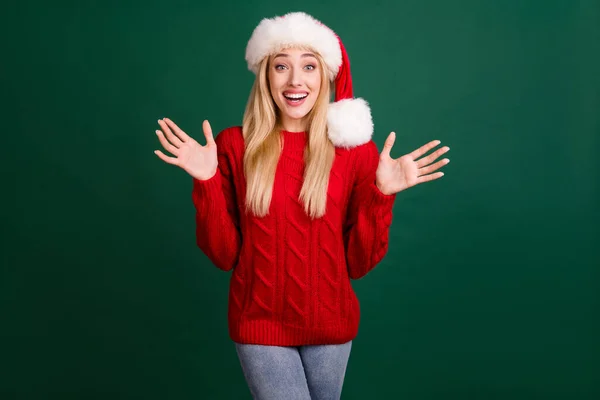 Retrato de atraente alegre menina loira surpreso ter divertido evento de festa de inverno isolado sobre fundo de cor verde — Fotografia de Stock